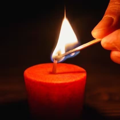 velas rojas y petalos de flores algunos elementos exrjptybrnf6reopotay4vn6ka